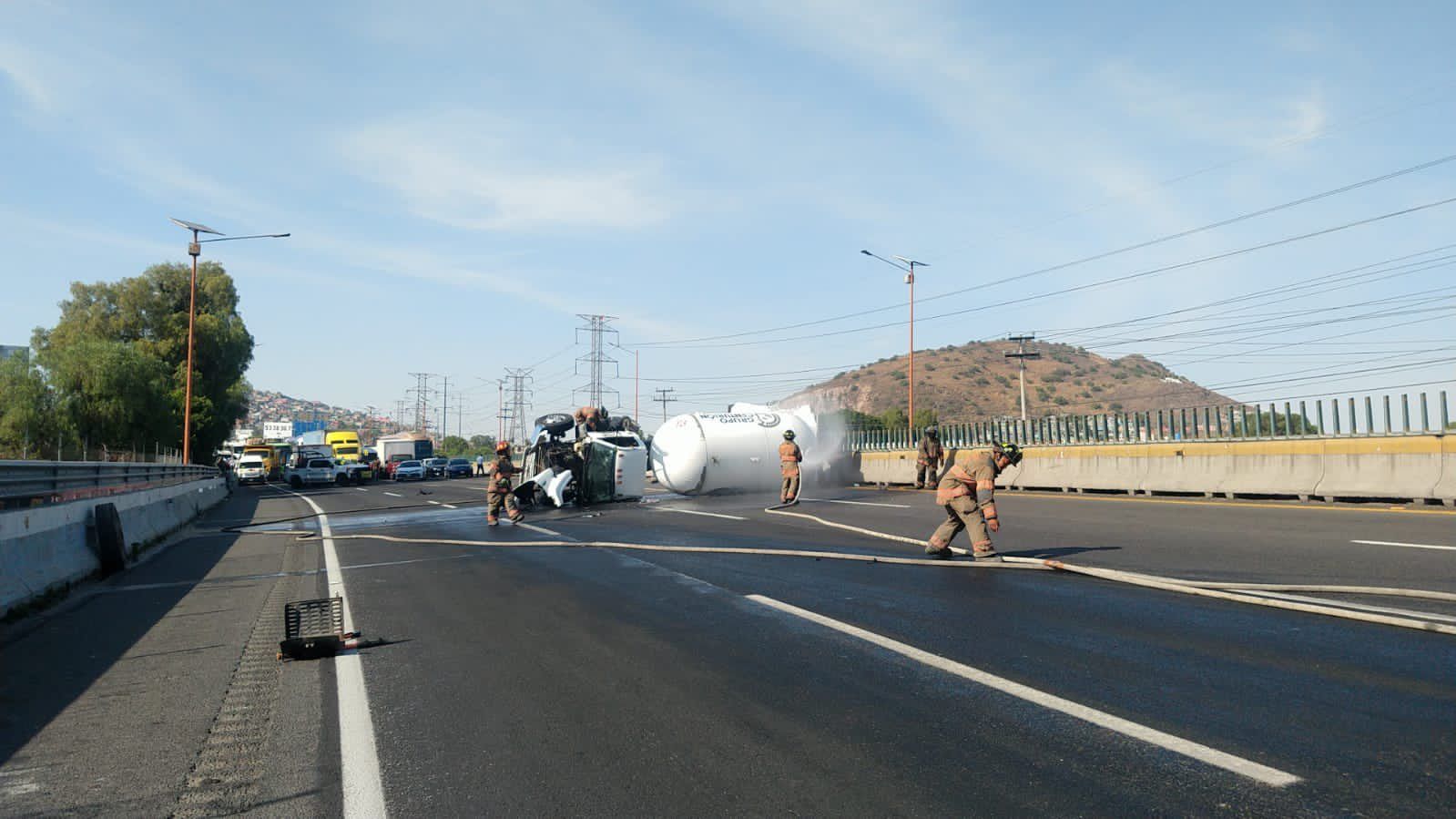 Cerrada la México-Pachuca por volcadura de pipa