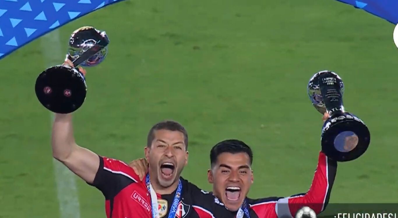 Entregan al Atlas dos trofeos: es el campeón de campeones