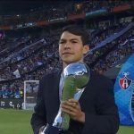 Chucky Lozano sale con el trofeo de la Liga MX