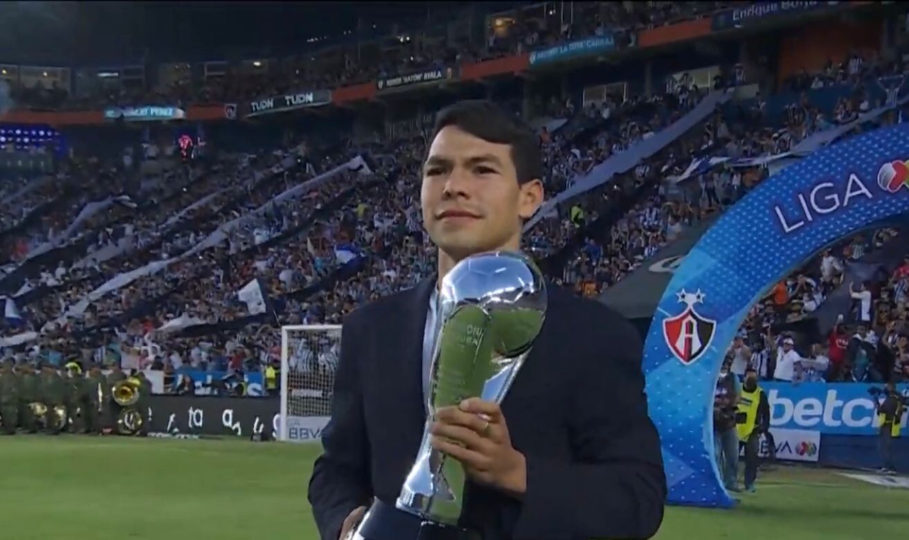 Chucky Lozano sale con el trofeo de la Liga MX