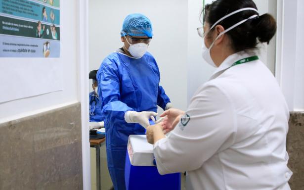 Abren contratación de más de 13 mil médicos especialistas
