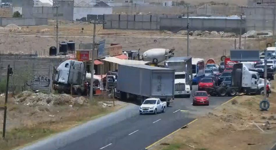 Chocan tráilers sobre la carretera Pachuca-Sahagún