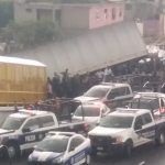 Tráiler termina volcado tras persecución sobre la México-Pachuca