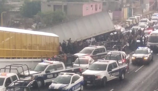Tráiler termina volcado tras persecución sobre la México-Pachuca