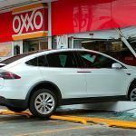 Vehículo Tesla se impacta contra Oxxo en Pachuca