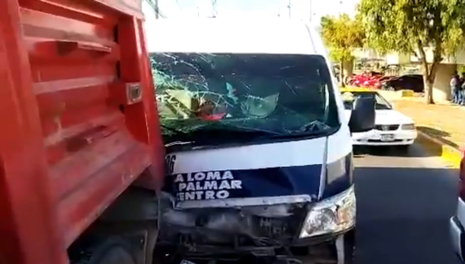 Impacta Urvan de transporte a tractocamión el bulevar G. Bonfil