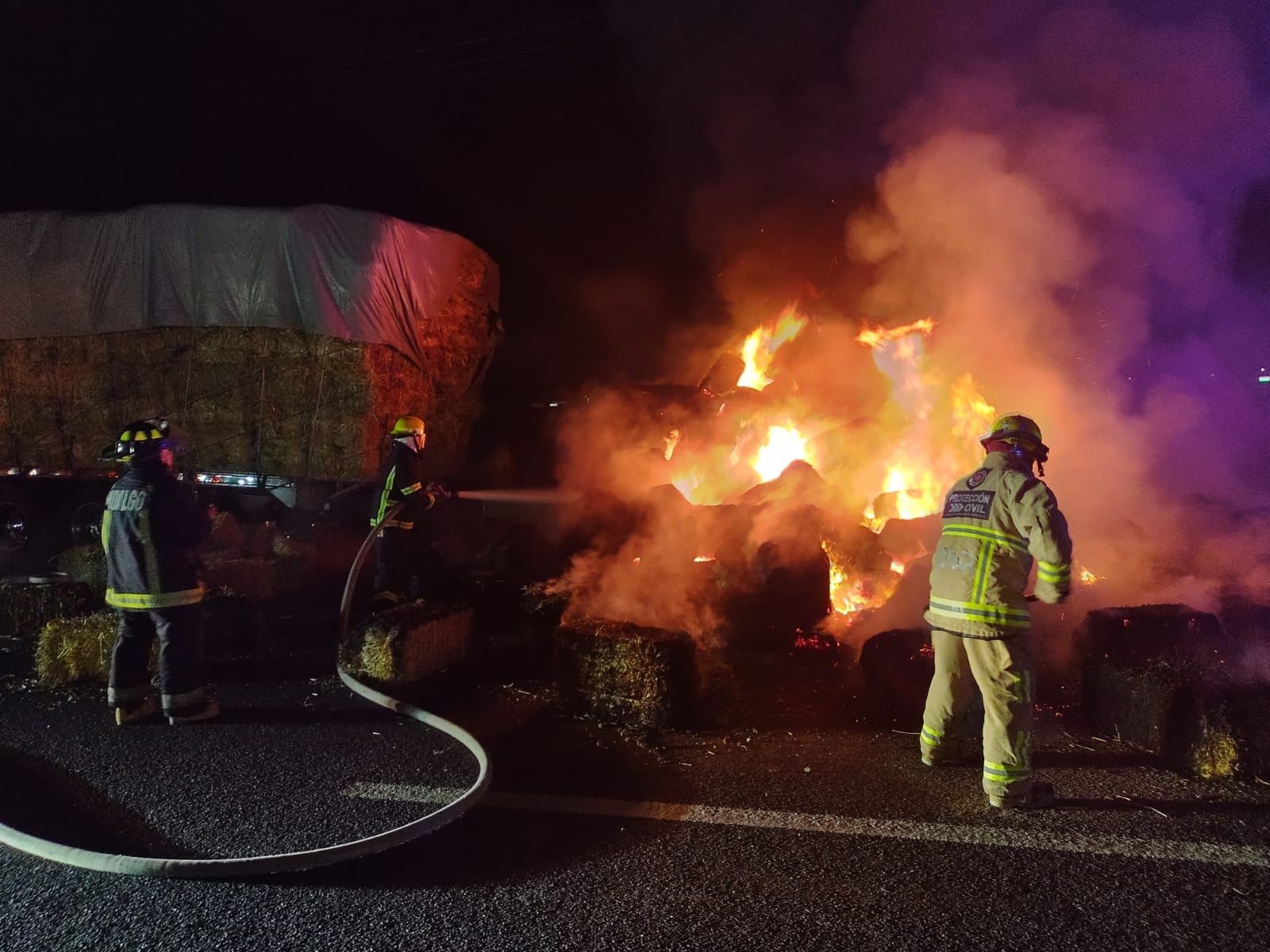 Se incendian pacas de paja sobre la Pachuca-Actopan