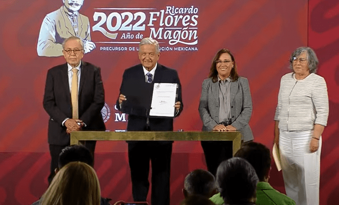 Firma AMLO iniciativa para quitar el horario de verano