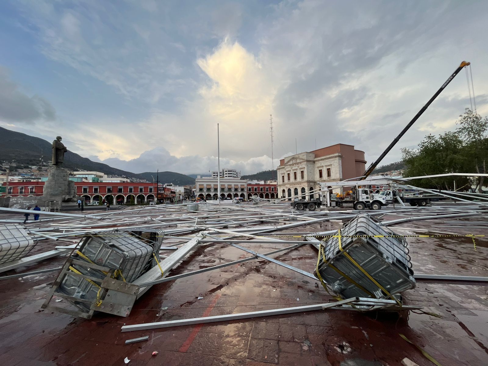 Por error humano, caída de estructura en plaza Juárez: empresa