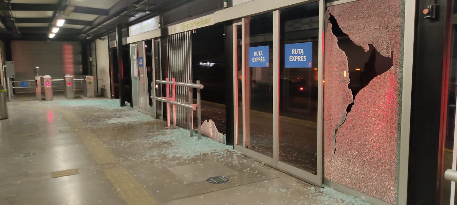 Sujetos dañan estación de Tuzobús con presuntos disparos de arma