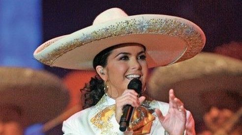 Lucero se presenta en el teatro del pueblo de la Feria de Pachuca