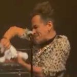 “Odio al Dr. Simi”, Rubén Albarrán de Café Tacvba destruye peluche