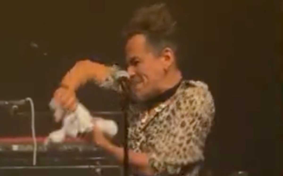 “Odio al Dr. Simi”, Rubén Albarrán de Café Tacvba destruye peluche