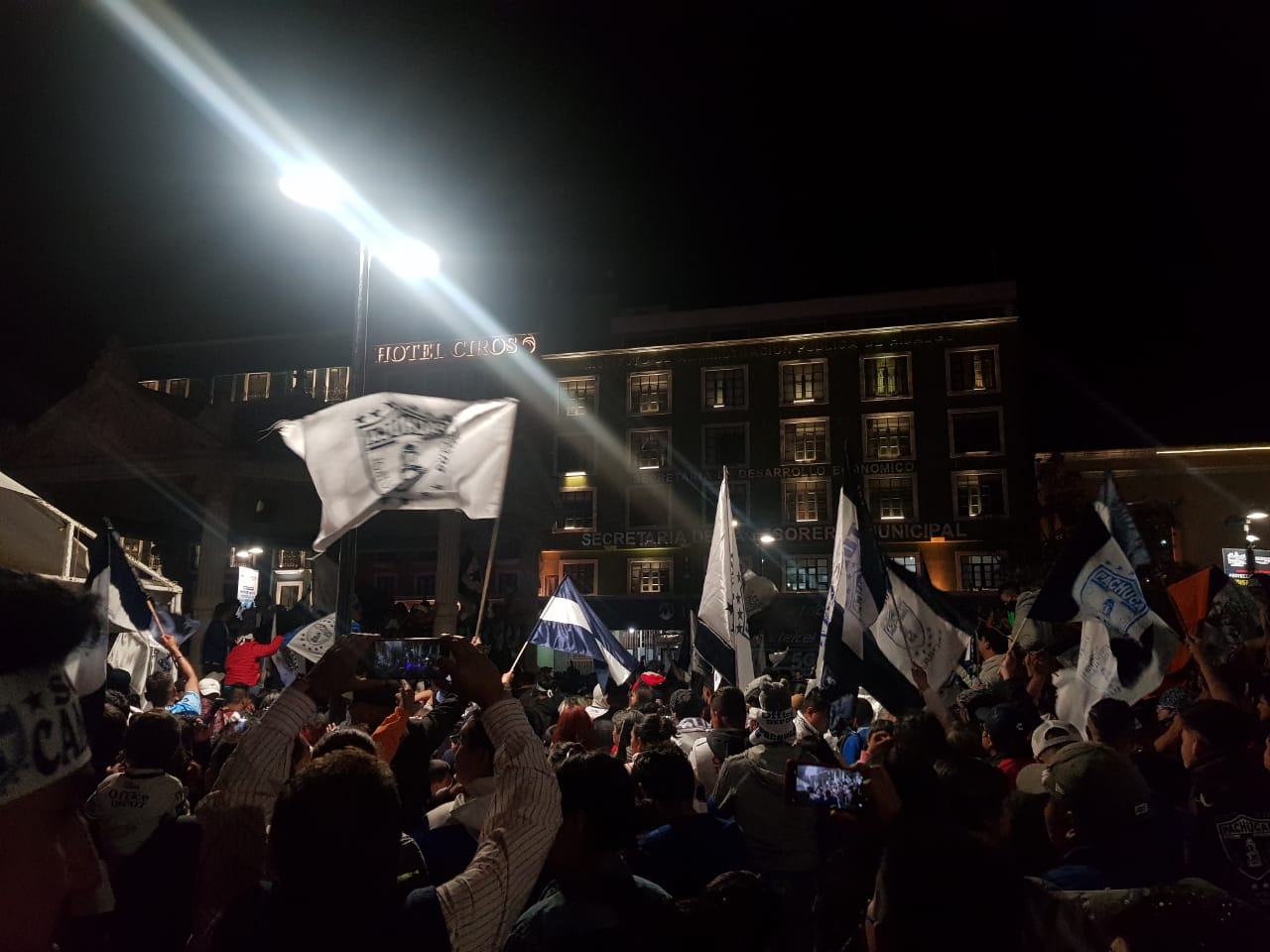 Celebran aficionados de los Tuzos en el Reloj de Pachuca