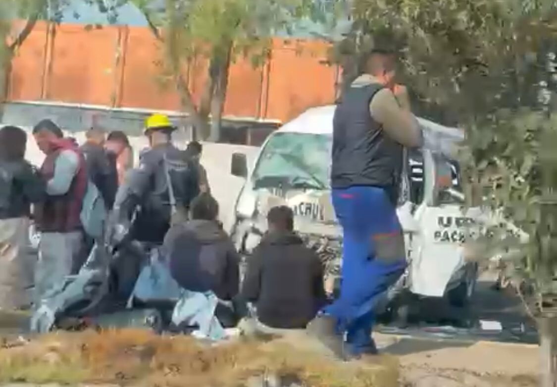 Una Urvan de transporte público se impactó con una pipa del municipio de Mineral de la Reforma sobre la carretera Pachuca-Sahagún.