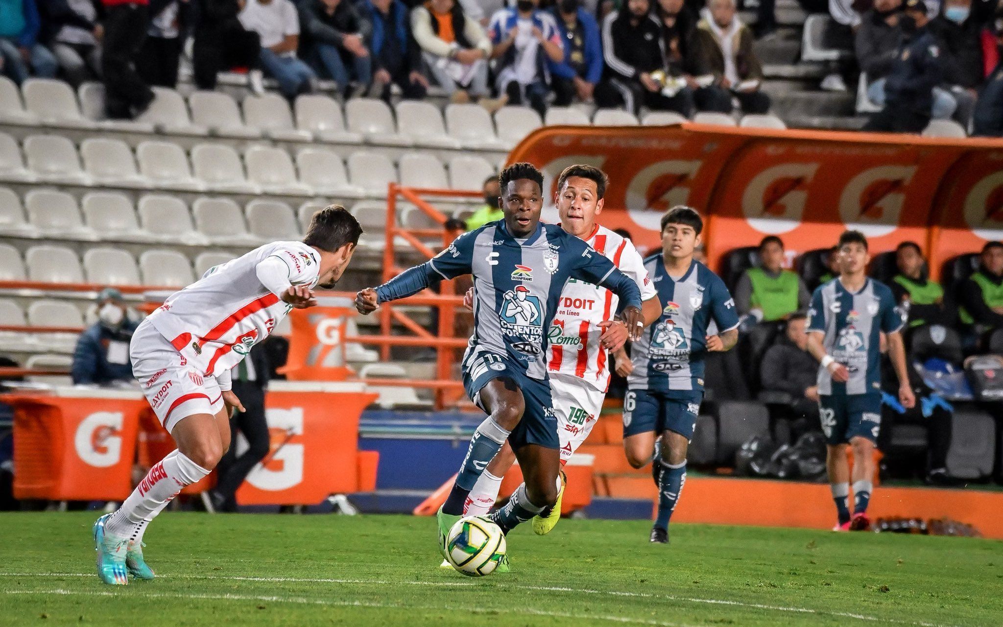 Tuzos reciben a Chivas en el Hidalgo buscando mantener liderato