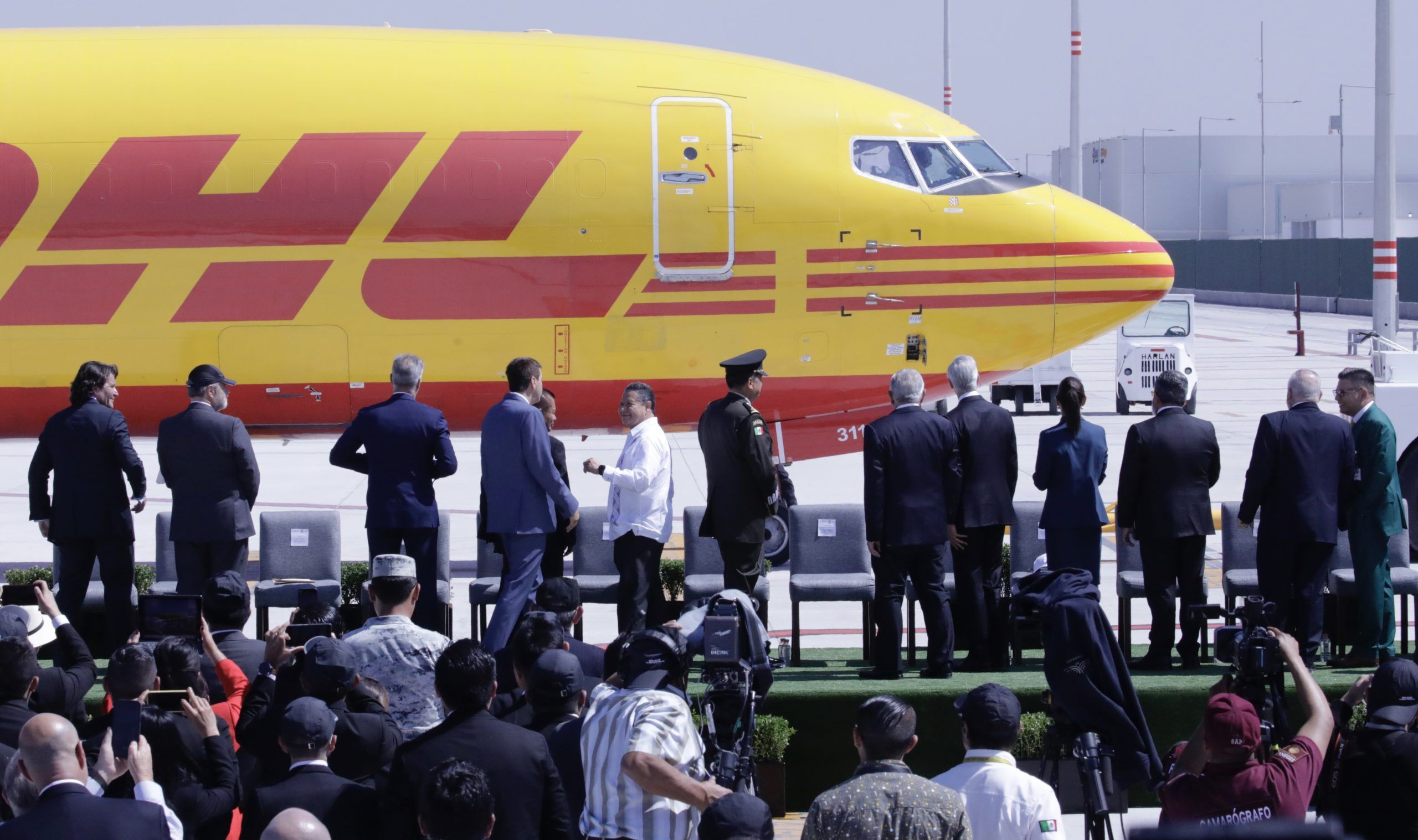 Acude Menchaca al AIFA para aterrizaje de primer avión de carga