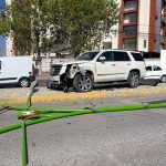 Chocan autos y derriban luminarias en zona de Pachuca