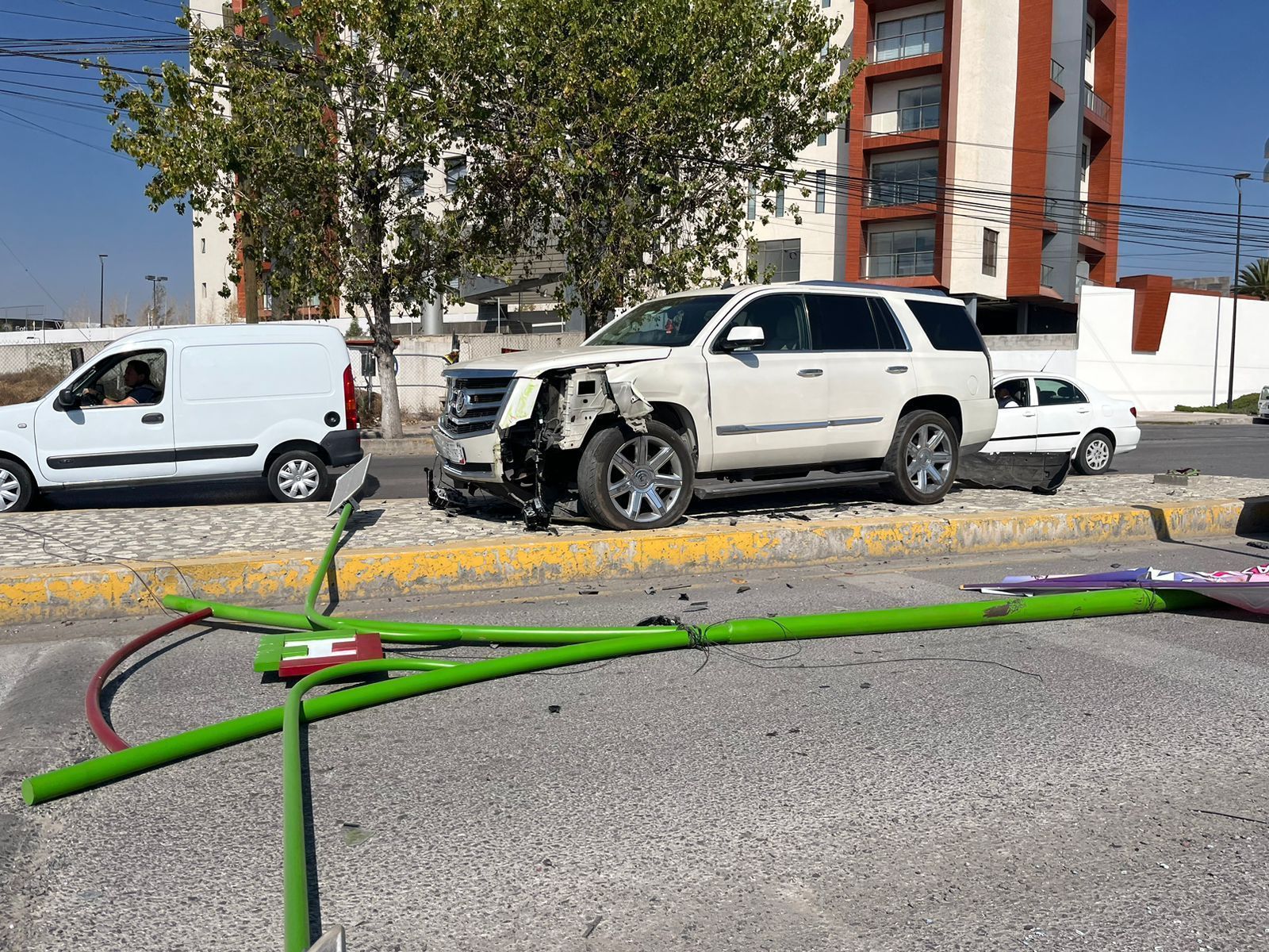 Chocan autos y derriban luminarias en zona de Pachuca