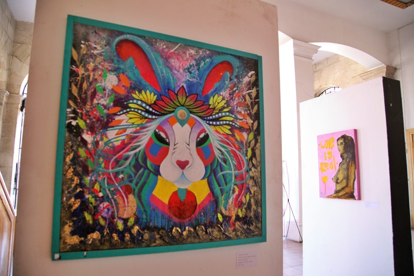 Visita la exposición Entre libros y pinturas, en Teatro Hidalgo
