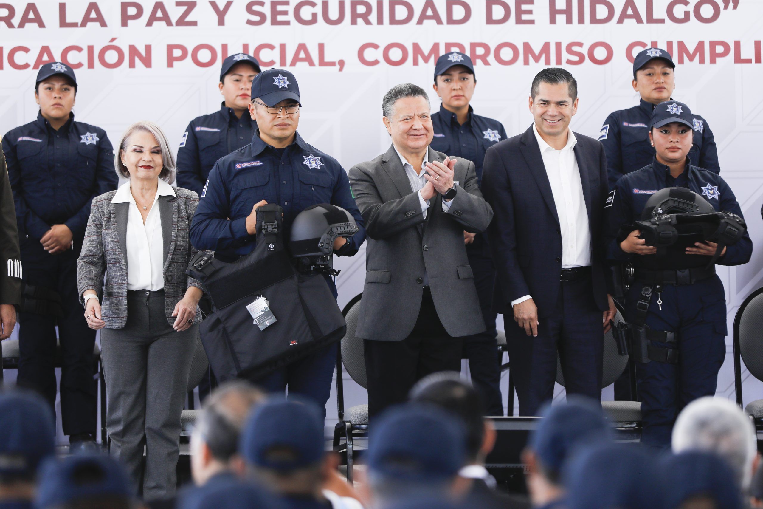 Por la paz y seguridad de Hidalgo, Menchaca entregó equipamiento a la Policía Estatal