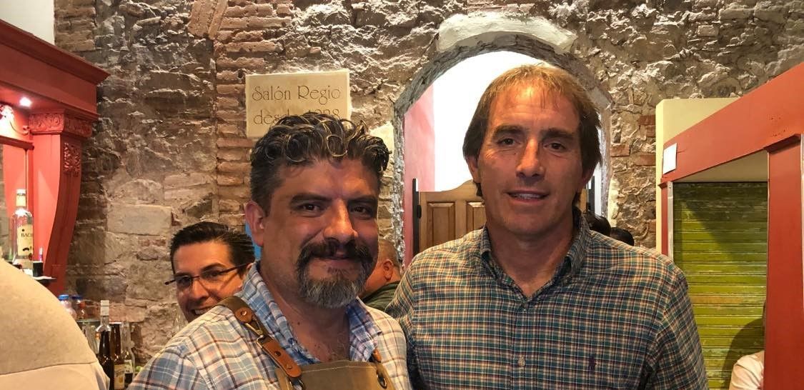 Disfruta el profe Almada de cantina pachuqueña