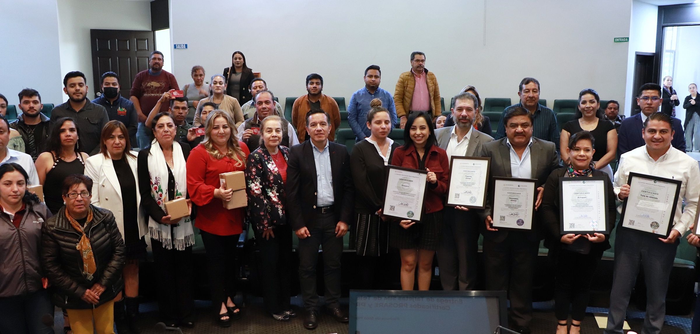 Como parte de una prueba piloto, la Secretaría de Desarrollo Económico (Sedeco), entregó las primeras 400 tarjetas SIM para telefonía móvil gratuitas que serán distribuidas en 28 municipios hidalguenses con un total de 160 comunidades atendidas.     