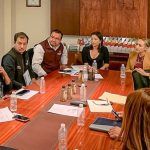 Busca Gobierno de Hidalgo recuperar tradición magueyera en la entidad Durante este primer encuentro, el secretario técnico del Despacho del Gobernador, Enrique López Rivera, enfatizó que en cumplimiento a la perspectiva social del Gobierno de Hidalgo se busca convertir a este producto ancestral, en un nicho de mercado para productores de agave, con una perspectiva de fomento, producción y protección del maguey. “Con estas mesas de trabajo se busca reformar la Ley del Maguey para que en un futuro, no muy lejano, las y los productores de esta planta, del pulque y sus derivados, tengan certeza, pues la intención es rescatar las aportaciones antropológicas, culturales y gastronómicas de dicho recurso natural milenario”, explicó López Rivera. Por su parte, la diputada local por el Distrito XV con cabecera en Tepeji del Río, Tania Valdez Cuéllar, celebró que la actual administración abra las puertas a este tipo de reuniones, pues “el maguey es un tema de arraigo de las y los hidalguenses”, añadió. Edgar Roldán Cruz, profesor investigador del Colegio del Estado de Hidalgo, explicó que la entidad es una de las más importantes productoras de maguey a nivel nacional, sin embargo, resulta indispensable reformar la Ley de Maguey promulgada en 2011 por el Congreso Local, con el propósito de contribuir al cuidado del medio ambiente, además de plantear alternativas económicas para las y los productores. “Queremos abrir el diálogo en un tema que ha llevado años de lucha, pues se pierden miles de hectáreas”, destacó. Al concluir la reunión de trabajo, el secretario técnico lamentó que durante muchos años este sector productivo se encontró en el abandono, por lo que resulta imperante generar políticas públicas encaminadas al desarrollo económico y social del campo hidalguense. En este encuentro estuvieron también presentes la antropóloga social Miriam Mogollán Jaramillo; el etnólogo, Jorge Campos Torres; los productores de maguey, Armando Leonel Cruz, Rogelio Moreno Montiel, Guillermo Pérez Espinosa, así como el director de Estudios Legislativos del Despacho del Gobernador, Juan Carlos Ortiz Solares.