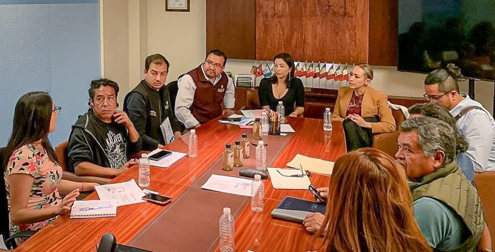 Busca Gobierno de Hidalgo recuperar tradición magueyera en la entidad Durante este primer encuentro, el secretario técnico del Despacho del Gobernador, Enrique López Rivera, enfatizó que en cumplimiento a la perspectiva social del Gobierno de Hidalgo se busca convertir a este producto ancestral, en un nicho de mercado para productores de agave, con una perspectiva de fomento, producción y protección del maguey. “Con estas mesas de trabajo se busca reformar la Ley del Maguey para que en un futuro, no muy lejano, las y los productores de esta planta, del pulque y sus derivados, tengan certeza, pues la intención es rescatar las aportaciones antropológicas, culturales y gastronómicas de dicho recurso natural milenario”, explicó López Rivera. Por su parte, la diputada local por el Distrito XV con cabecera en Tepeji del Río, Tania Valdez Cuéllar, celebró que la actual administración abra las puertas a este tipo de reuniones, pues “el maguey es un tema de arraigo de las y los hidalguenses”, añadió. Edgar Roldán Cruz, profesor investigador del Colegio del Estado de Hidalgo, explicó que la entidad es una de las más importantes productoras de maguey a nivel nacional, sin embargo, resulta indispensable reformar la Ley de Maguey promulgada en 2011 por el Congreso Local, con el propósito de contribuir al cuidado del medio ambiente, además de plantear alternativas económicas para las y los productores. “Queremos abrir el diálogo en un tema que ha llevado años de lucha, pues se pierden miles de hectáreas”, destacó. Al concluir la reunión de trabajo, el secretario técnico lamentó que durante muchos años este sector productivo se encontró en el abandono, por lo que resulta imperante generar políticas públicas encaminadas al desarrollo económico y social del campo hidalguense. En este encuentro estuvieron también presentes la antropóloga social Miriam Mogollán Jaramillo; el etnólogo, Jorge Campos Torres; los productores de maguey, Armando Leonel Cruz, Rogelio Moreno Montiel, Guillermo Pérez Espinosa, así como el director de Estudios Legislativos del Despacho del Gobernador, Juan Carlos Ortiz Solares.