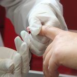 En el Hidalgo, la Secretaría de Salud estatal (SSH) exhorta a la población para que acuda a los Centros Ambulatorios para la Prevención y Atención del Síndrome de Inmunodeficiencia Adquirida (SIDA), de Infecciones de Transmisión Sexual (CAPASITS) y a los Servicios de Atención Integral Hospitalaria (SAIH). La prevención, el diagnóstico oportuno y atención, así como la eficacia de los tratamientos, ha permitido una respuesta integral centrada en los derechos de todas las personas conforme indica la directriz marcada por el Programa Sectorial de Salud, derivado del Plan Nacional de Desarrollo 2019-202. El tratamiento denominado PREP (profilaxis previa a la exposición), es un medicamento que se prescribe a las personas que si bien, aún no tienen VIH, están en un mayor riesgo de contraerlo. Si se toma anticipadamente, reduce en más de 90% el riesgo de contraer la infección por el VIH. En el primer trimestre del 2024, el sector salud hidalguense brindó 45 tratamientos para usuarios, de los cuales, a 34 pacientes se les otorgó por ingesta diaria y 11 de ellos, en la modalidad de ingesta por evento. La PREP está considerada para personas en condiciones que pudieran exponerles al VIH y que no cuentan con los recursos necesarios para tener una atención médica adecuada. Cabe mencionar que las personas que pueden adquirir las enfermedades de transmisión sexual son las que tienen una vida activa sin uso de preservativos, así como parejas que tienen VIH, pero no reciben tratamiento viral y los que tienen problemas de drogadicción y comparten jeringas, entre otros. Mientras que la profilaxis posterior a la exposición o profilaxis post exposición (PEP, por su sigla en inglés), es la utilización a corto plazo de los antirretrovirales (ARV) con el fin de reducir la probabilidad de contraer el VIH después de una posible exposición, ya sea de tipo ocupacional (accidentes en el trabajo) o no ocupacional, (por violación o el uso de materiales de inyección contaminados). Es por ello, que la atención del VIH y Sida sigue siendo uno de los mayores retos para la salud pública en el mundo. Desde sus inicios, ha cobrado la vida de más de 33 millones de personas.