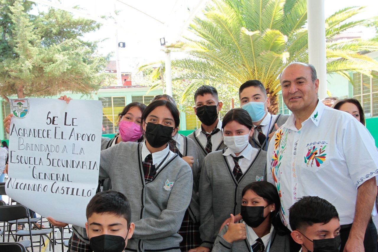 Natividad Castrejón visitó escuelas de San Agustín Metzquititlán y Zacualtipán