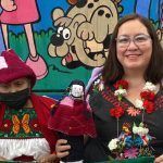 Artesana dona muñeca patrimonial a Secretaría de Cultura