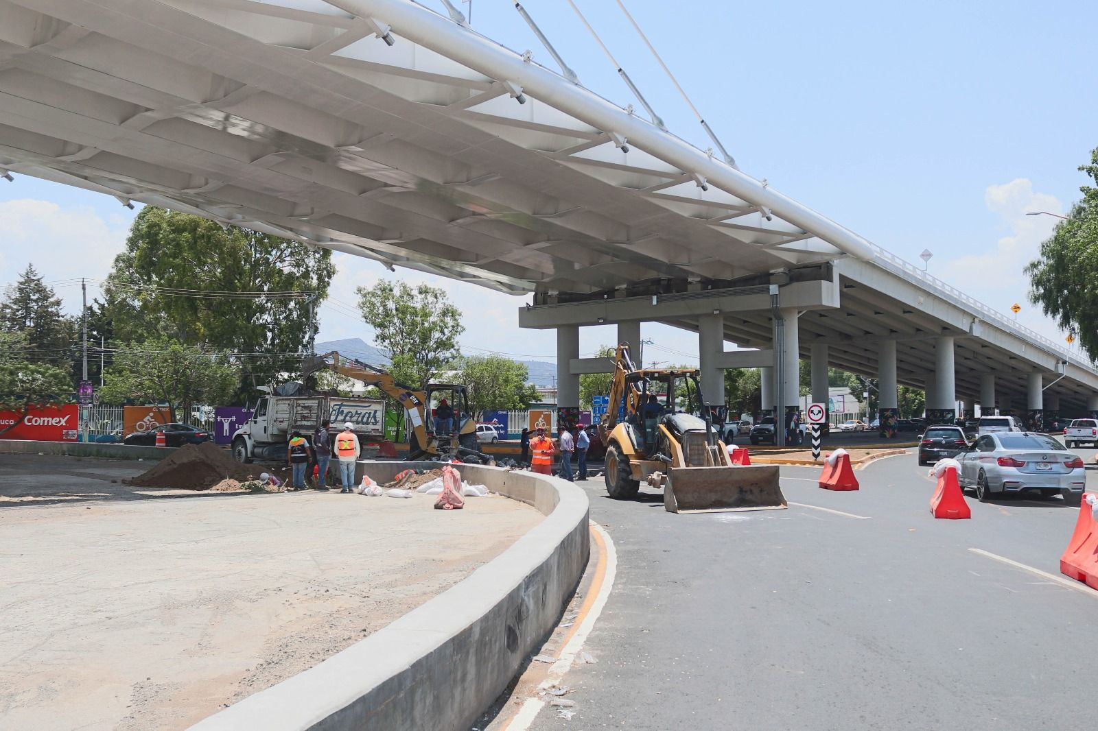 Cierran parcialmente carriles en Glorieta 24 horas