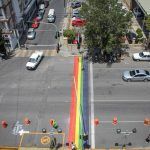 Por un gobierno abierto e inclusivo, pintan en pasos peatonales la bandera LGBT+