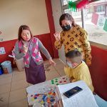 Estudiantes sordos reciben clases en lengua de señas