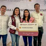 Entregan tarjetas y reciben documentos para apoyos