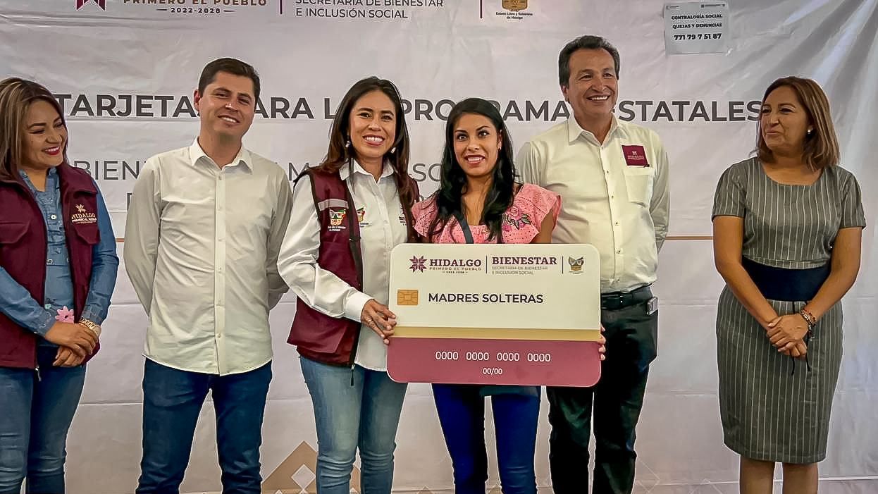 Entregan tarjetas y reciben documentos para apoyos