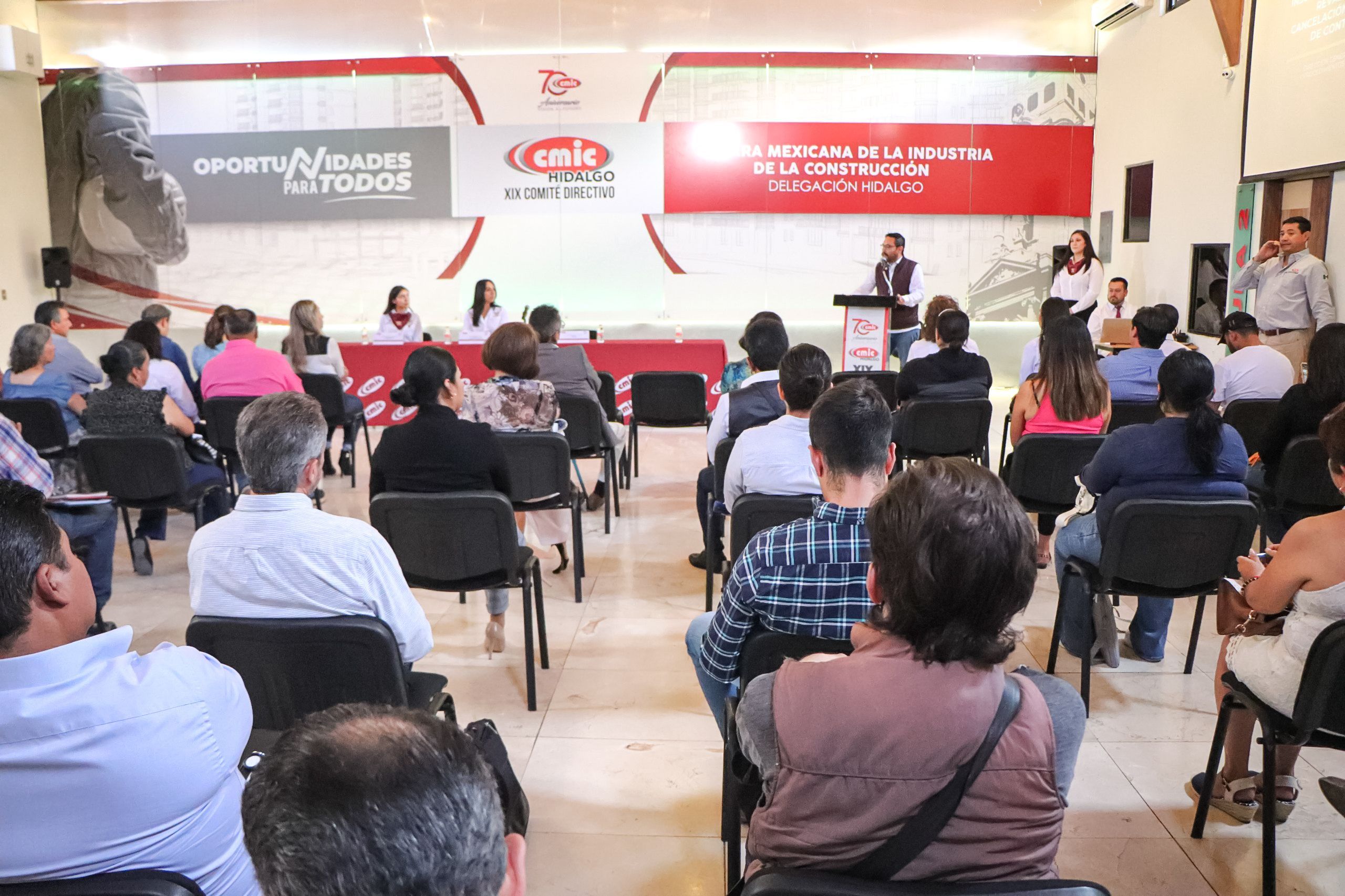 Contraloría capacita a contratistas hidalguenses y a miembros de la CMIC