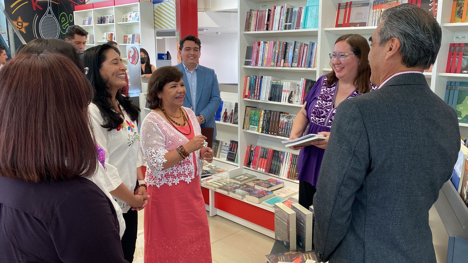 Recibe Secretaría de Cultura histórica donación de 30 mil libros de la UAEH