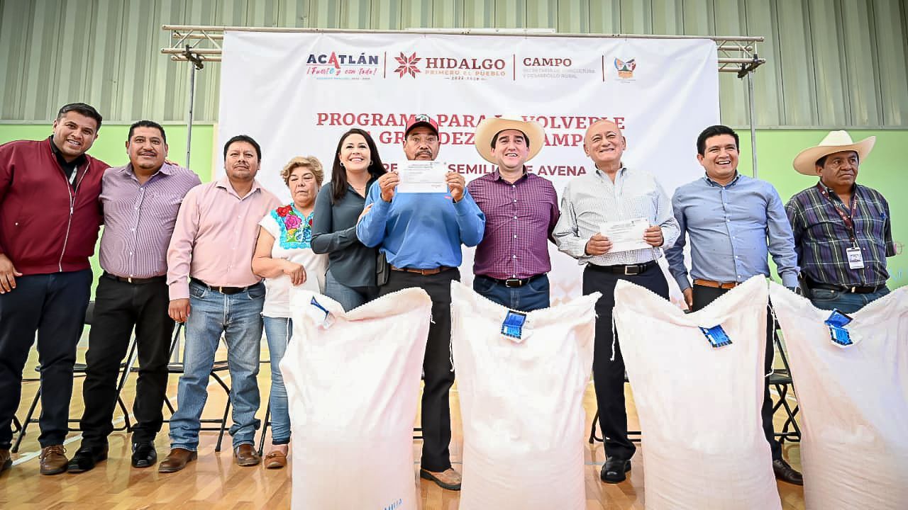 Entregan avena y apoyos económicos agrícolas-pecuarios para el campo