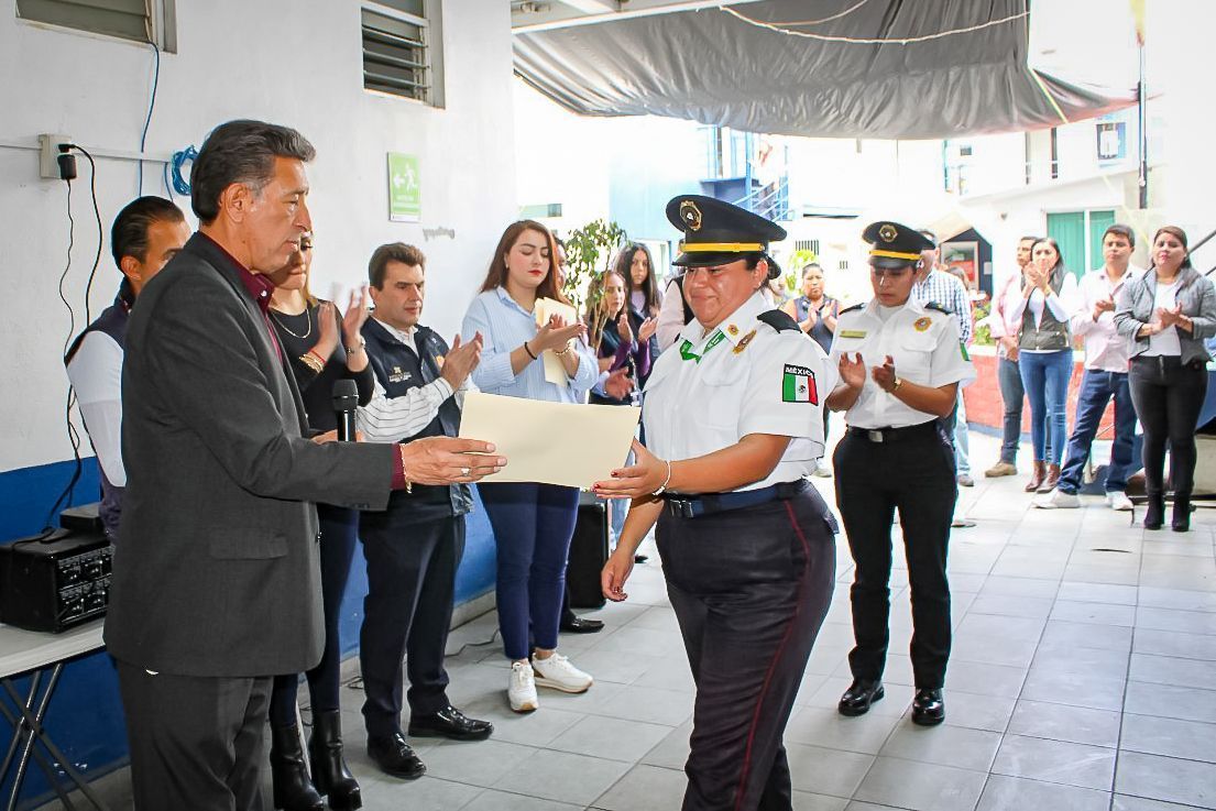 Dan reconocimiento a policías que devolvieron celular en Tuzobús