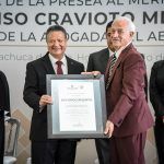 Menchaca Salazar entrega presea “Alfonso Cravioto Mejorada” al jurista Jaime Baños Paz