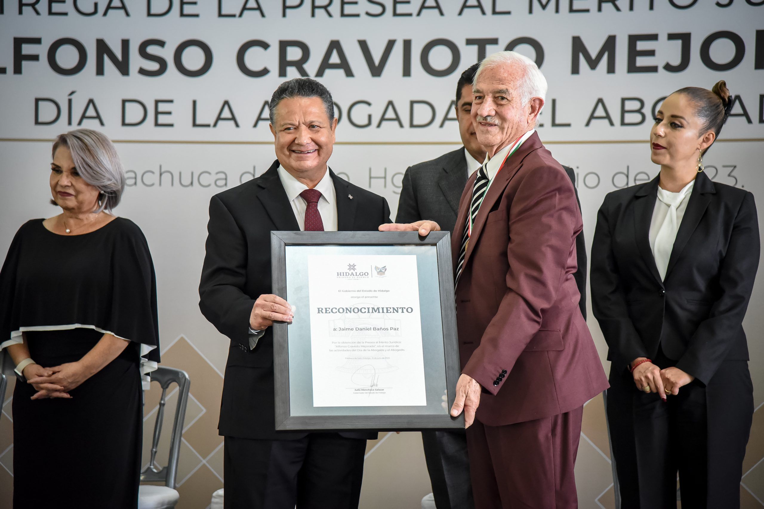 Menchaca Salazar entrega presea “Alfonso Cravioto Mejorada” al jurista Jaime Baños Paz