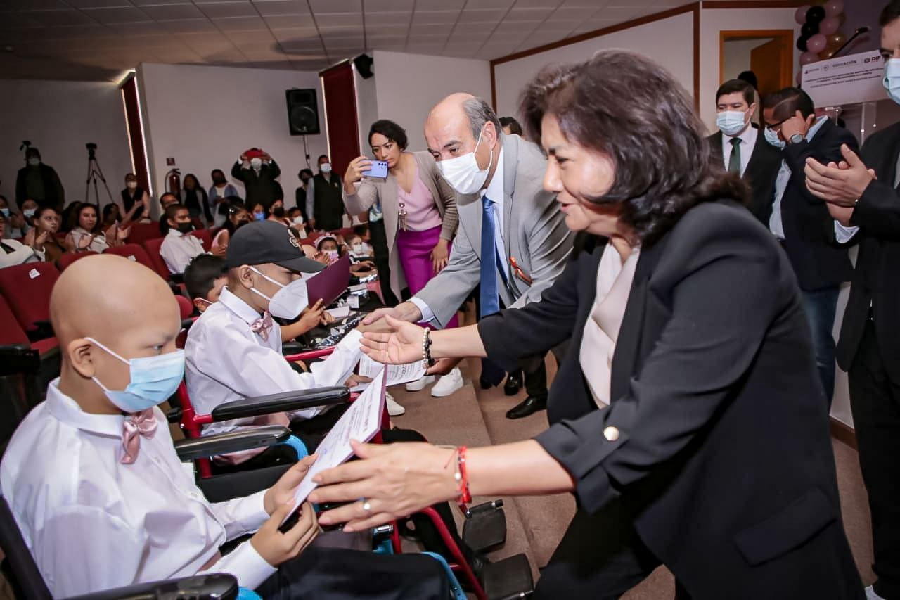 Se gradúan 31 niñas y niños del Programa SIGAPREN en Hospital del Niño DIF