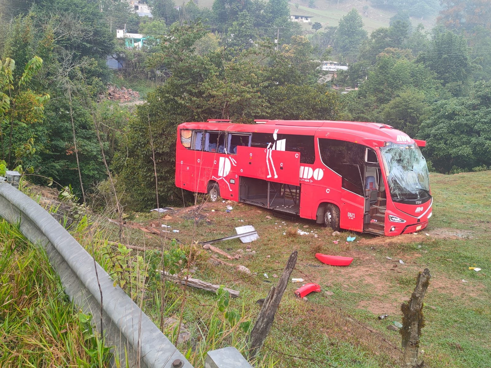 Autobús sale de camino en Molango; al menos 19 lesionados