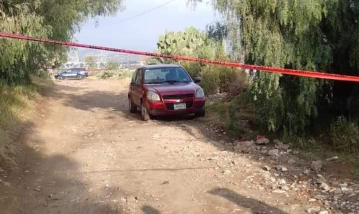 Encuentran cuerpo de un hombre dentro de auto, en Tepeapulco