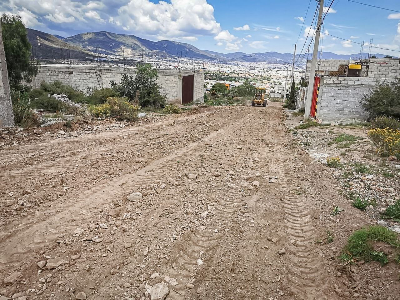 Rehabilitan acceso de la colonia La Loma, tras petición vecinal