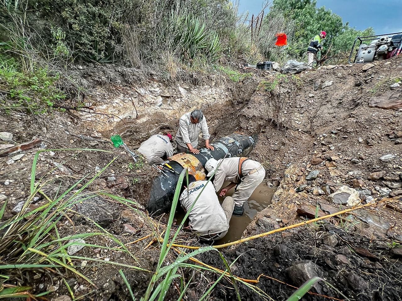 Repara Caasim fuga en línea de conducción, en Mineral de la Reforma