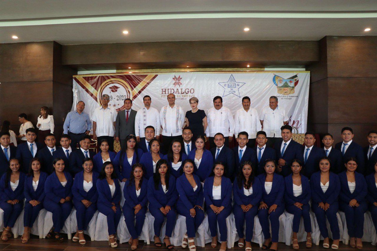 Presiden autoridades educativas, la ceremonia de graduación de la Escuela Normal de las Huastecas