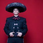 Miguel Sotomayor da nuevo toque al éxito Qué de raro tiene